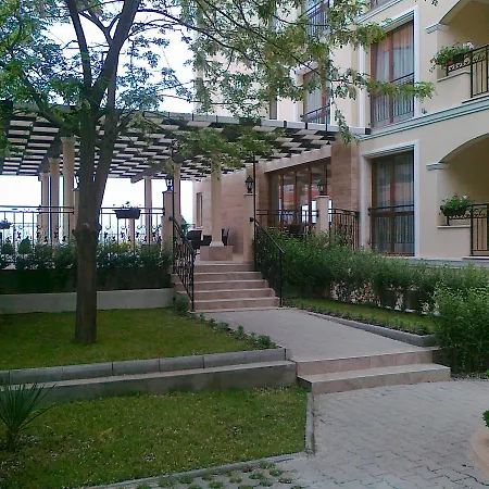 Seasons 3 Apartahotel