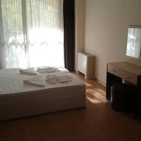 сезони 3 Апартхотел 2*