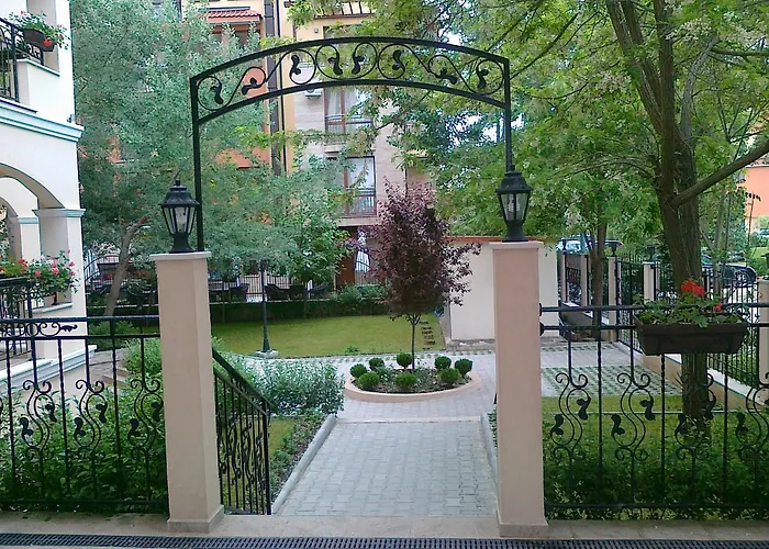 Seasons 3 Hotel apartamentowy 2*